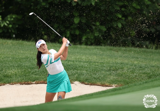 KLPGA 수협 MBN 오픈 2R, <b>이동은</b> 단독 <b>선두</b>...타이틀 방어 황유민 1타차 공동...