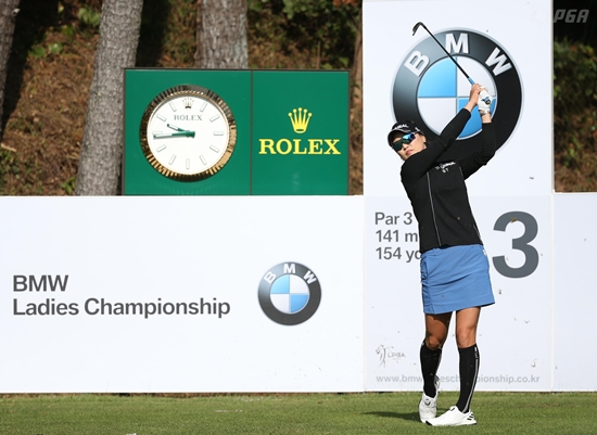 [LPGA] BMW 챔피언십, 그린을 향해 아이언 티샷을 날리는 선수들